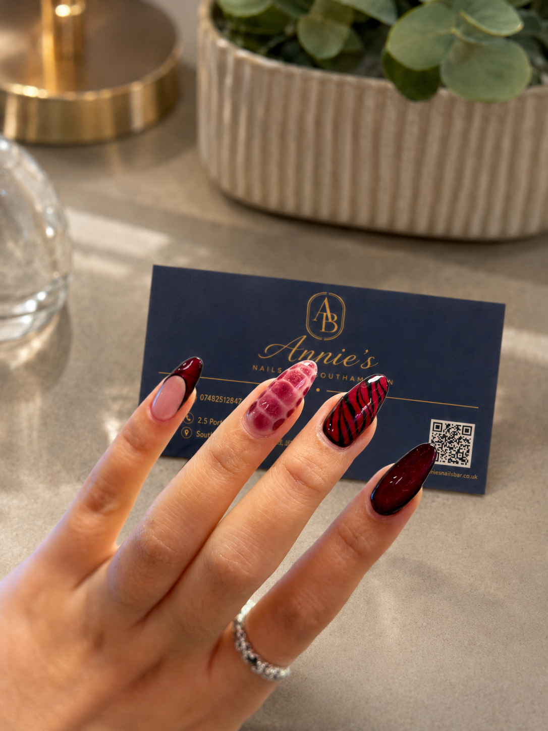 Minimal nail detail